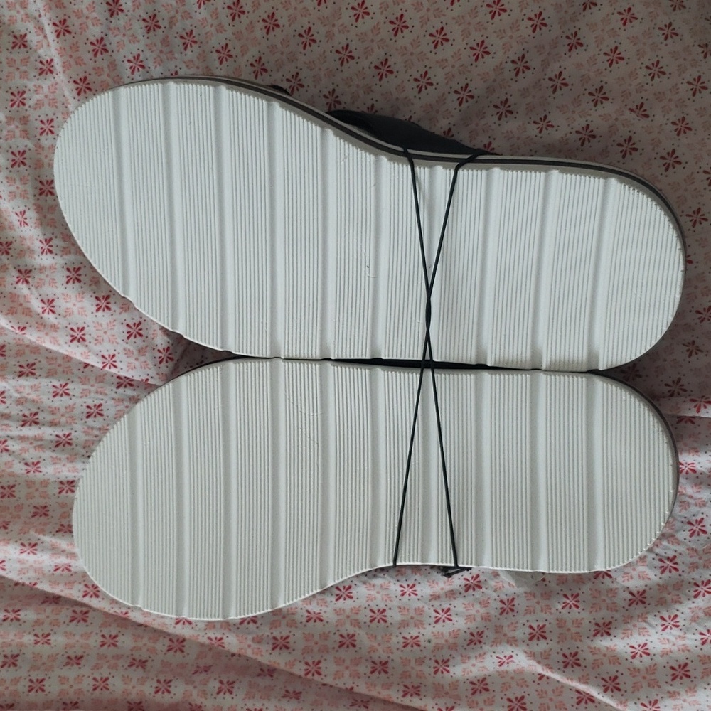 Torrid criss cross sandal - Picture 3 of 3